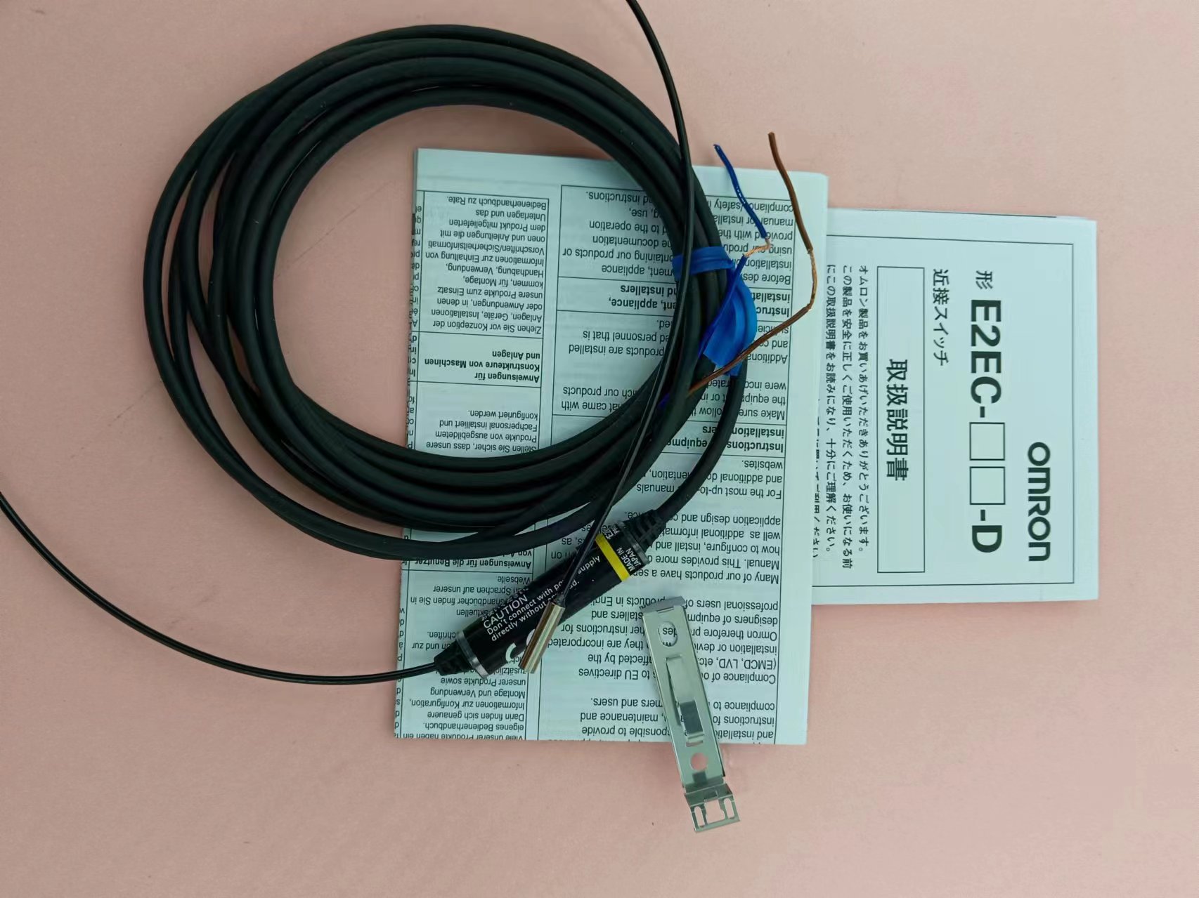 日本OMRON欧姆龙2米电缆放大器接近传感器E2EC-CR8D1用于机械行业