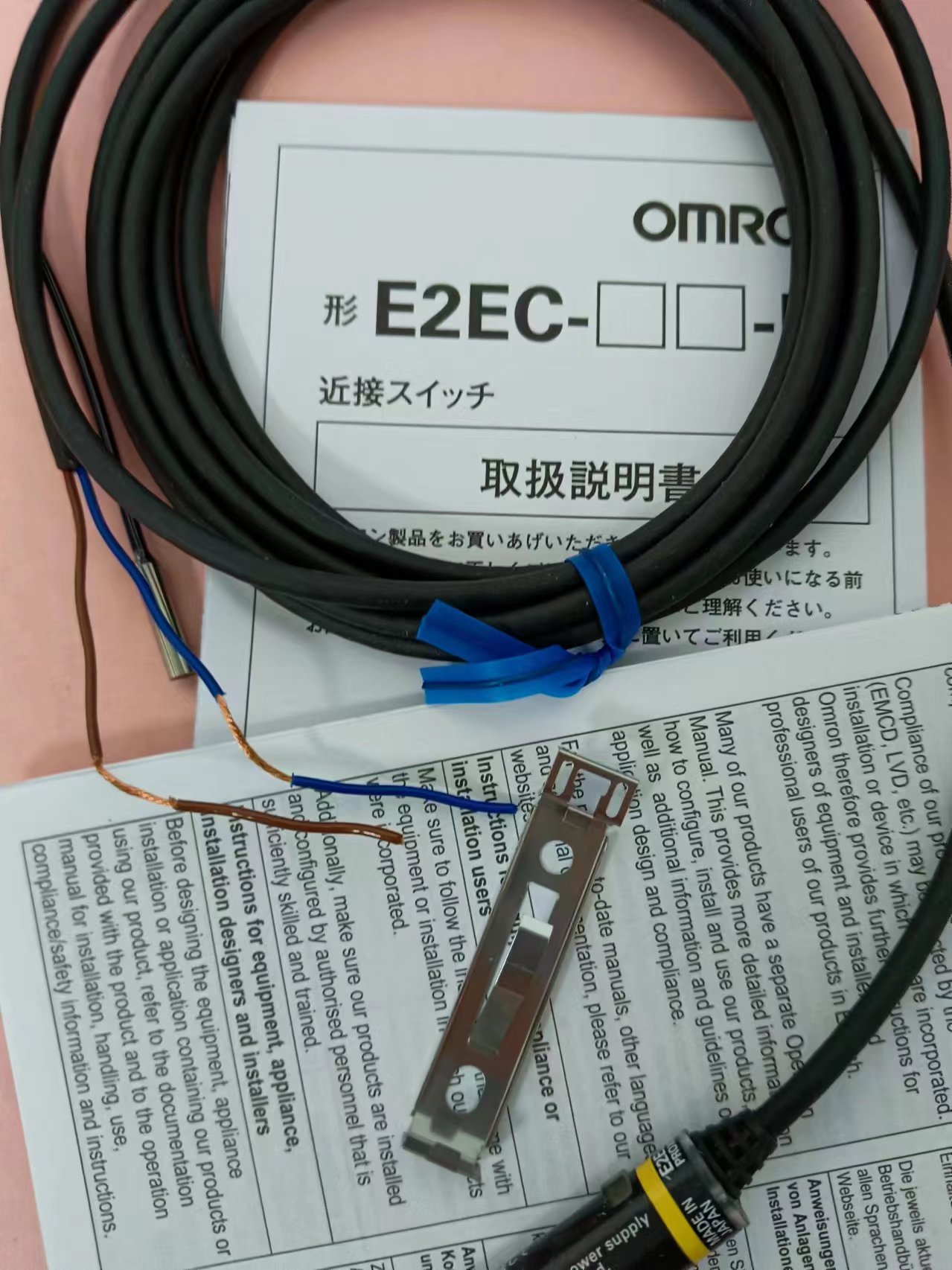 日本OMRON欧姆龙2米电缆放大器接近传感器E2EC-CR8D1用于机械行业